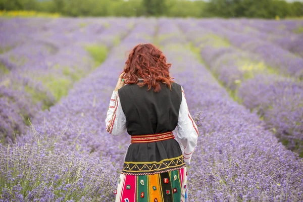 Bulgare fille dans un champ de lavande — Photo