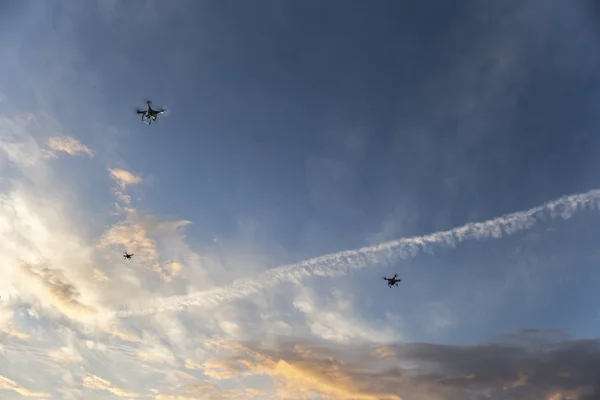 Trois drones dans le ciel — Photo