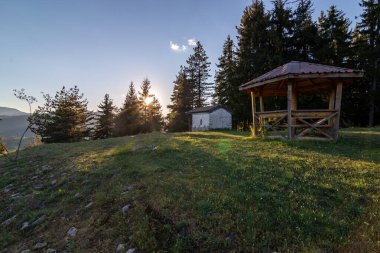 Bulgaristan 'ın Momchilovtsi köyü yakınlarındaki Aziz Peter ve Paul Şapeli' nin gün batımı manzarası