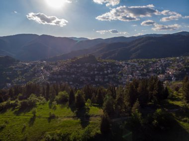 Bulgaristan 'ın Momchilovtsi köyü yakınlarındaki Aziz Peter ve Paul Şapeli' nin günbatımında hava manzarası