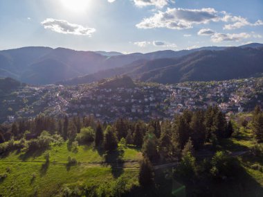 Bulgaristan 'ın Momchilovtsi köyü yakınlarındaki Aziz Peter ve Paul Şapeli' nin günbatımında hava manzarası