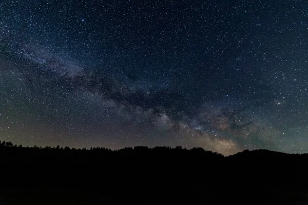 Bir Mauntain Aralığı Üzerinde Samanyolu Nun Panoramik Görünümü — Stok fotoğraf