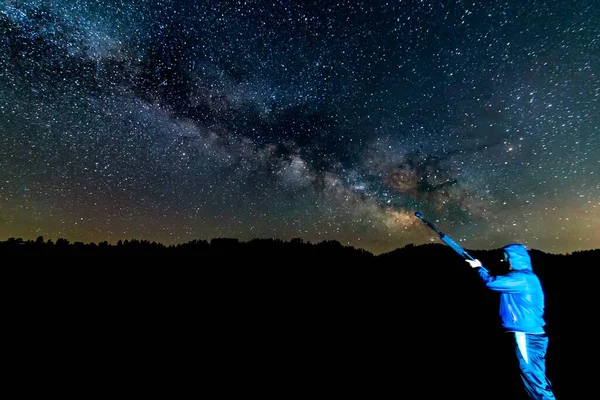 Samanyolu Galaksisi Fırça Konseptiyle Çizen Kişi — Stok fotoğraf