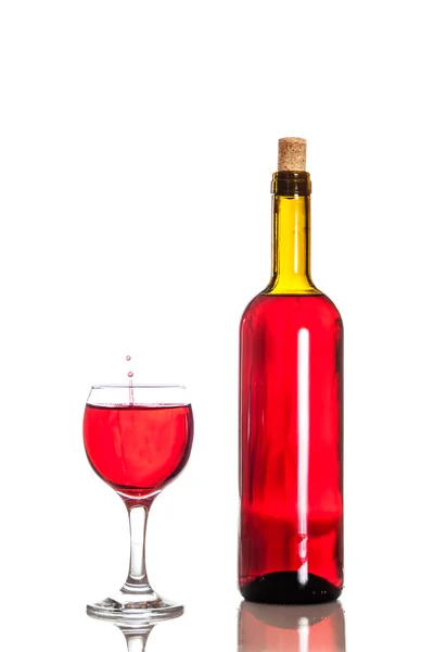 ワインはグラスでドロップします。 — ストック写真