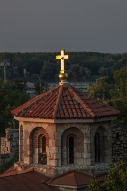 çapraz aydınlatılmış