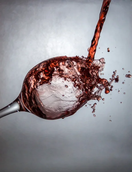 Новый способ разлива вина — стоковое фото