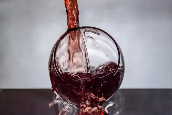 New way of pouring wine — Stock Photo, Image