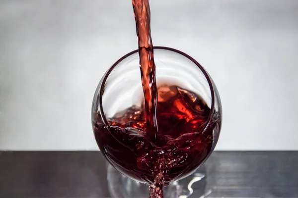 Nový způsob nalévání vína — Stock fotografie