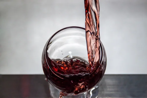 Nový způsob nalévání vína — Stock fotografie