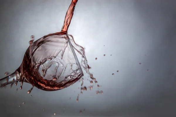 Nueva forma de verter vino — Foto de Stock