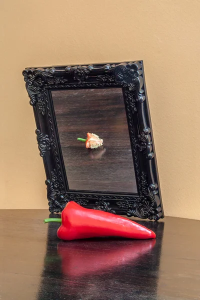 Gemüse im Spiegel — Stockfoto