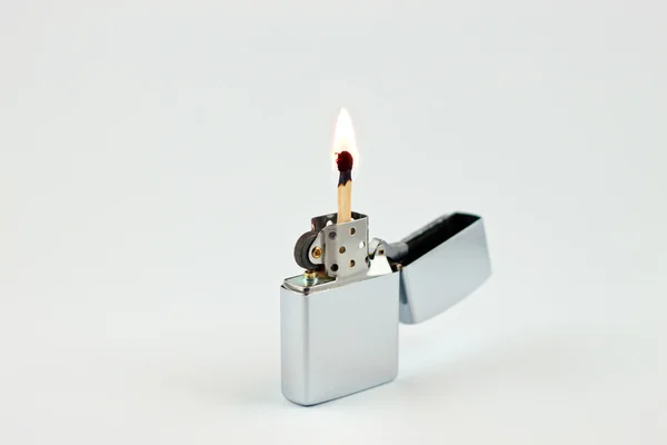 Verlicht match op een glanzende aansteker — Stockfoto