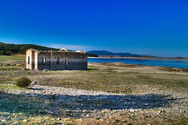 Iglesia Ivan Rilski en la presa de Zhrebchevo — Foto de Stock