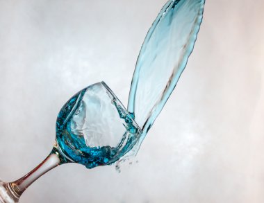 Dökülen içki yeni yol