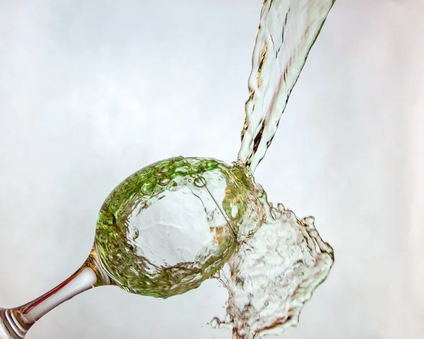 New way of pouring drinks — Stock Photo, Image