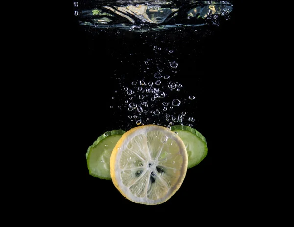 Limão fresco e pepino — Fotografia de Stock