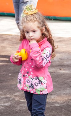 küçük kız düşünme