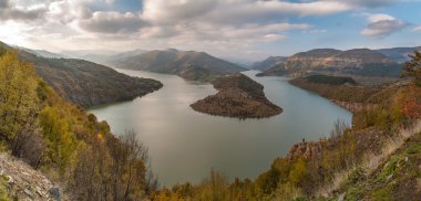 Ünlü Arda Nehri dönüş