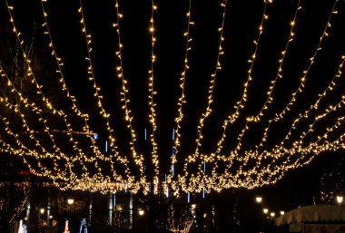 Noel ışıkları havada