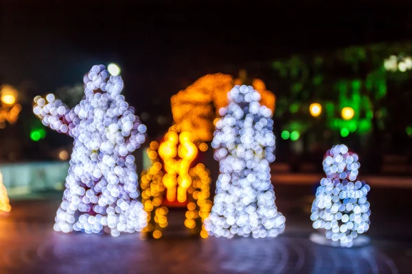 Santa Claus a sněhově bílé sochy jasně osvětlená — Stock fotografie