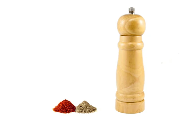 Pepparkvarn och högar av paprika — Stockfoto