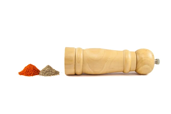 Pepparkvarn och högar av paprika — Stockfoto