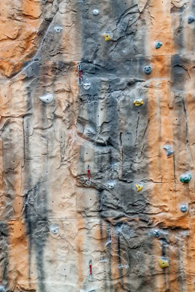 Красочная скалолазная стена — стоковое фото