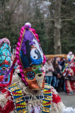 Kukeri - renkli kostüm ve maskeleri