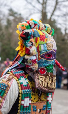 Kukeri - renkli kostüm ve maskeleri