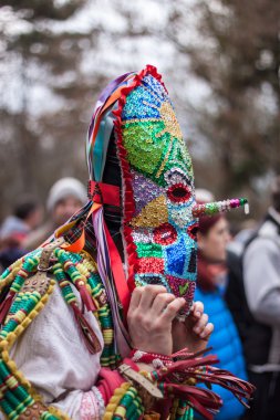 Kukeri - renkli kostüm ve maskeleri