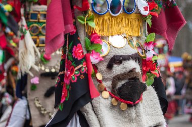 Kukeri - renkli kostüm ve maskeleri