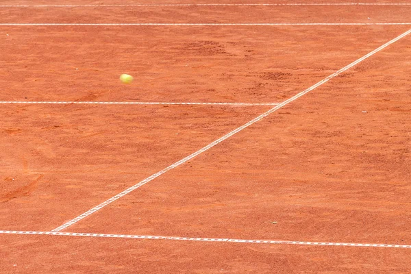 Pelota de tenis en una cancha de arcilla — Foto de Stock