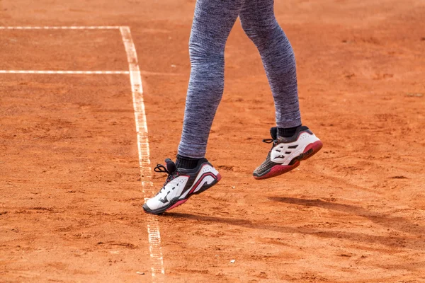 Ragazza che serve in una partita di tennis — Foto Stock