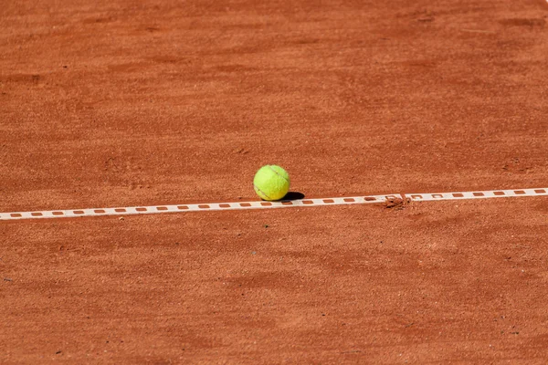 Balle de tennis sur un terrain d'argile — Photo