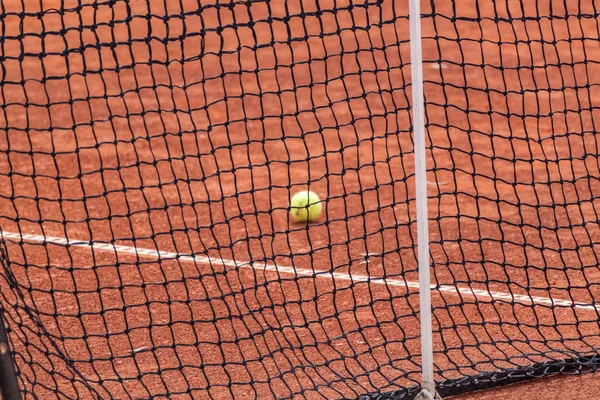 Balle de tennis sur un terrain d'argile — Photo