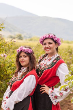 Bulgaristan gülü malzeme çekme Festivali sırasında poz kızlar
