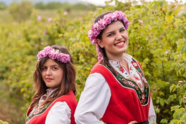 Bulgaristan gülü malzeme çekme Festivali sırasında poz kızlar