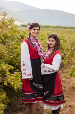 Bulgaristan gülü malzeme çekme Festivali sırasında poz kızlar