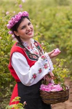 Bulgaristan gülü malzeme çekme Festivali sırasında poz kız