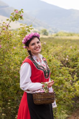 Bulgaristan gülü malzeme çekme Festivali sırasında poz kız