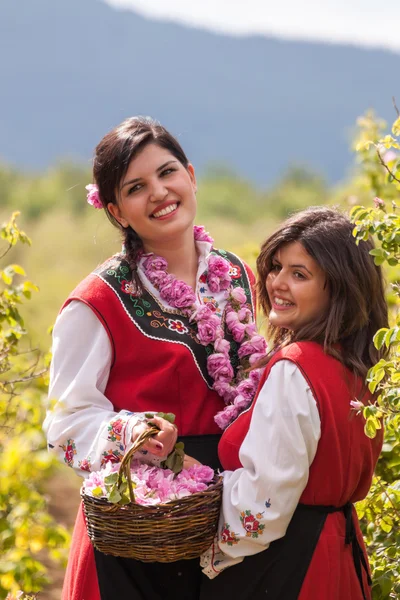 Ragazze in posa durante il festival di raccolta Rose in Bulgaria — Foto Stock