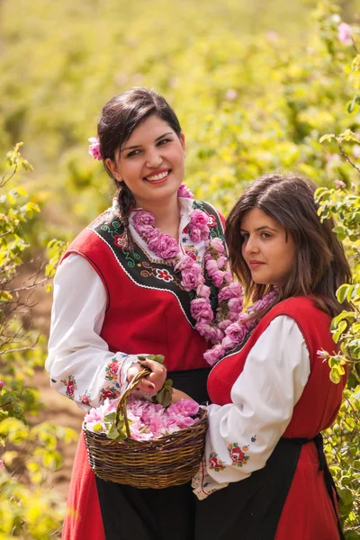 Ragazze in posa durante il festival di raccolta Rose in Bulgaria — Foto Stock