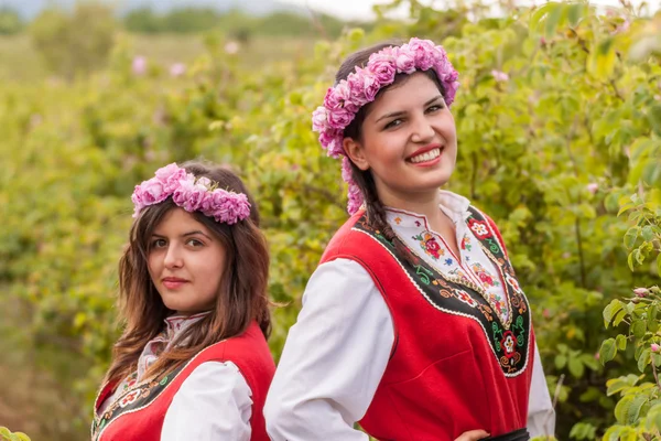 Ragazze in posa durante il festival di raccolta Rose in Bulgaria — Foto Stock