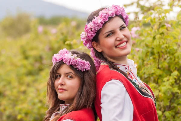 Ragazze in posa durante il festival di raccolta Rose in Bulgaria — Foto Stock