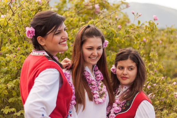 Ragazze in posa durante il festival di raccolta Rose in Bulgaria — Foto Stock