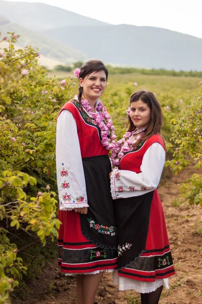 Ragazze in posa durante il festival di raccolta Rose in Bulgaria — Foto Stock