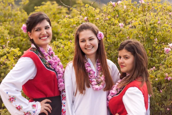 Ragazze in posa durante il festival di raccolta Rose in Bulgaria — Foto Stock