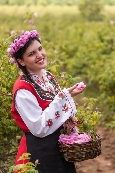 Flicka som poserar under Rose plockning festival i Bulgarien — Stockfoto