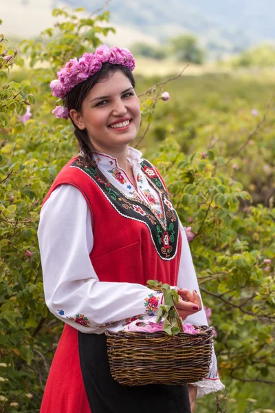 Flicka som poserar under Rose plockning festival i Bulgarien — Stockfoto