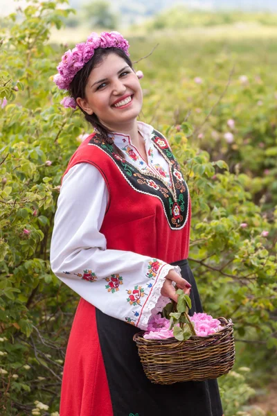 ブルガリアのローズ ・釭隰・時のポーズの女の子 — ストック写真